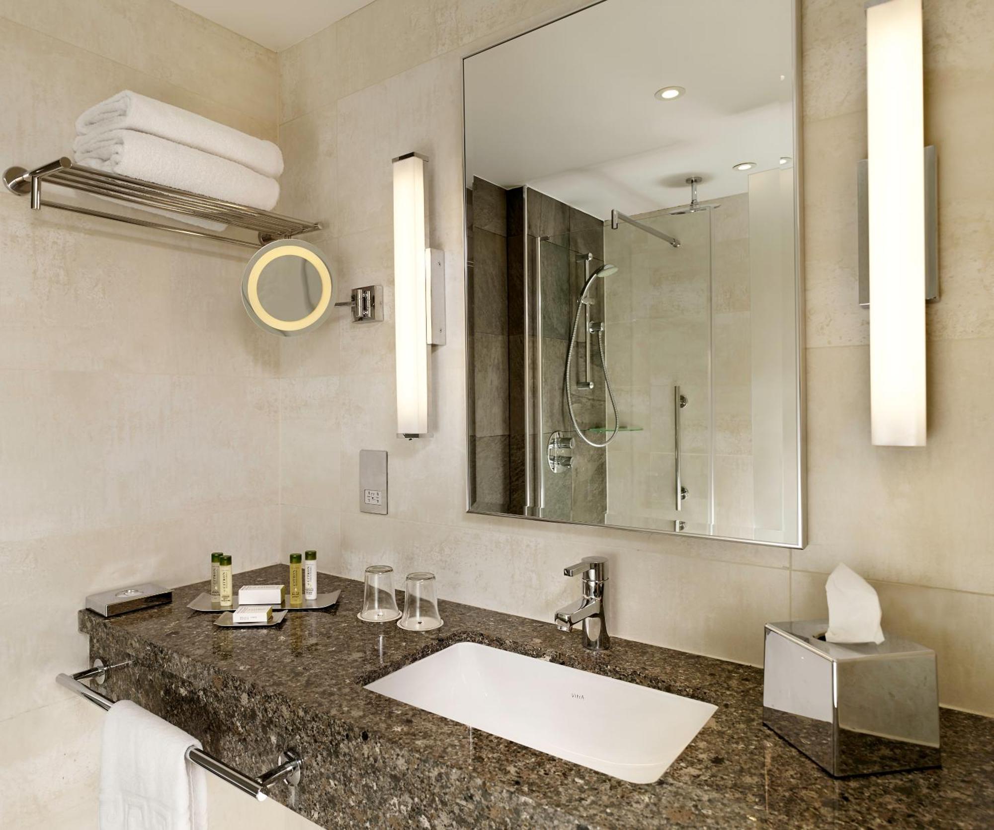 Doubletree By Hilton Woking Ξενοδοχείο Εξωτερικό φωτογραφία